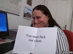Bạn gái cực xinh làm tình. Họ hôn nhau và vuốt ve những cơ thể tuyệt đẹp. Có vẻ như chúng được tạo ra đặc biệt cho tình dục. Và các cô gái biết rất rõ điều đó. Họ từ bỏ thú vui đồng tính nữ một cách hoàn vietsubhiepdam toàn, không một chút dấu vết. Các cô gái vuốt ve âm hộ được cạo sạch bằng lưỡi của họ. Khe của họ rỉ ra vì ân ái. Một người có quyền kia với những ngón tay của cô, để vết nứt của cô gần như sôi lên với ngọn lửa đam mê.