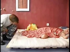 Một cô gái tóc nâu gầy đang hút một anh chàng ngồi cạnh chiếc ghế sofa màu đỏ đang ngồi xổm. Công tử ôm cổ đứa bé, mặt khác bóp trứng bắt chó cái bú. Sau đó, anh ta đi vào âm đạo, và hai ngón tay trong đít. Nói chung, bạn không thể làm gì phim sec vietsud nếu không quan hệ tình dục qua đường hậu môn!