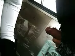 Một bậc thầy BDSM có kinh nghiệm sắp xếp cho nô lệ của mình một phiên dài với sự hồi hộp. Anh ta trói cô gái và đánh cô bằng roi, kích dục cô trước khi quan hệ tình dục. Sau những thủ tục này, anh chàng cho cô gái tóc nâu bú và thâm nhập phim se sub vào âm đạo của cô.