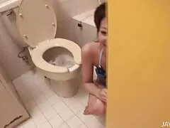 Cô sinh viên ngọt ngào chán nản trong ký túc xá và chờ đợi cảm giác mạnh. Anh chàng đã tặng cô một món quà là kem dưỡng da, mà cặp đôi quyết định thử độ đàn hồi của cô học sinh. Thử nghiệm biến thành một quá trình giao hợp đầy đam mê, không bị cấm phim sex vietsub me đoán của các cơ thể. Không phải không có quan hệ tình dục bằng miệng mang lại một biển cảm xúc cuồng nhiệt cho cả hai đối tác. Anh chàng đụ em gái vào đít, vào cave rồi địt ngay em sinh viên vào mặt.