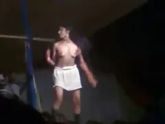 Môi cô xemsex sub mơn trớn một thành viên đang đứng. Răng gãi đầu. Bàn tay vuốt ve tinh hoàn và gốc dương vật. Đã có thành viên thứ hai tham gia và chờ đến lượt mình. Bước vào giữa môi âm hộ, anh ấy mang lại khoái cảm. Niềm đam mê chỉ đơn giản là nắm bắt. Trong cơn sướng khoái, đã có sẵn hai chàng trai trong đó. Với những cú đâm sâu và mạnh mẽ chúng mang lại những khoái cảm cho những góc cạnh. Bàn tay nắm lấy dương vật và với những chuyển động mạnh mẽ đưa đến cực khoái. Tinh trùng chảy như dòng sông trắng xóa qua cơ thể thỏa mãn.