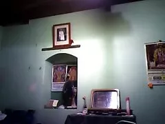 Chương trình khiêu dâm là đặc sản thực sự của cô gái tóc vàng hấp dẫn với bộ ngực lớn này. Cô ngồi xuống chiếc rương lớn bằng da ở giữa một ngôi biệt thự sang trọng và bắt đầu phô bày cơ thể của mình một cách hào nhoáng ở những góc độ thuận lợi nhất. Đồng phim jav sub thời, cô gái chọn tất đen thanh lịch và đồ lót trơn cho một màn khiêu gợi. Nó nhẹ nhàng mơn trớn mình bằng tay, xoa bóp vú và đũng quần. Khi một cô gái không mặc quần lót, cô ấy sẽ tập trung tình cảm vào môi âm hộ.