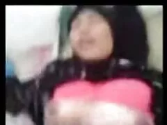 Một cô gái tóc nâu đam mê bước vào phòng nơi bạn trai của cô đang nghỉ ngơi. Cô đánh thức anh ngay từ những phút đầu tiên, ngay khi dương vật của anh nằm trong miệng nhẹ nhàng của cô. Cô gái rất tuyệt khi bú anh chàng và anh ta được phép ngay trên khuôn mặt của cô. Con chó cái lau mình bằng tinh trùng mới và rất hài lòng, vì nó đã có được những gì nó muốn và bây giờ có thể thư sex vietsub hiếp dâm giãn.