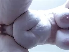 Bà chủ uy nghiêm của một công ty lớn của Mỹ thích đi dạo quanh văn phòng và quan sát hành động của cấp dưới. Một lần Simon Sonya đi vào phòng vệ sinh, nơi cô nhìn thấy người quản lý và Chase Ryder đang quỳ trước mặt anh ta. Cô gái tóc nâu làm việc chăm chỉ với miệng của mình trên dương vật của anh ta. Sếp ngay lập tức mời những người phim sex vietsub khong che trẻ tuổi đến nói chuyện trong văn phòng của cô, nơi cô tổ chức một cuộc trò chuyện giáo dục với nhân viên của mình, và sau đó, để củng cố hình phạt, cô đã quan hệ tình dục với họ trong một cảnh tập thể.