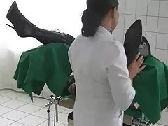 Người mẫu có kinh nghiệm đã tìm ra vị trí tối ưu cho bản thân mà ở đó cô ấy thuận tiện để thỏa mãn bản thân. Katie Oliver ngồi giữa sàn lát gỗ ở hành lang và luồn hai tay vào giữa hai chân để nhanh chóng kích thích âm vật. vlxx phụ đề
