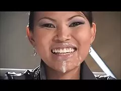 Một cô gái tóc vàng xù ngốc nghếch đã rơi vào tay một kẻ bạo dâm. Anh ta treo cổ cô lên, bắt cô gắn ít nhất một trăm chiếc kẹp quần áo vào bộ đệm, đùi và âm hộ. Đặt một cái xô lên đầu anh ấy. Hoạt động trong đống sex sub noi dung hay cỏ khô, ra lệnh thu thập tất cả cỏ khô. Gắn một thiết bị có nhiều bộ rung vào âm đạo. Nằm dài ra như một con ếch, đổ nước lạnh lên đáy quần dưới áp lực lớn. Thủ dâm thô bạo âm vật, trên đó có gắn một cái kẹp quần áo. Cô gái hét lên giận dữ và cầu xin sự thương xót.