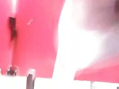 Một công nhân Latina trẻ và xinh đẹp của một công ty tạp hóa nghỉ hưu với người quản lý đầu tiên trong một nhà kho bẩn thỉu, nơi cô ta vội vàng hút cô ta đi, để cho bản thân được lột xác. Sau sex vietsub phu de đó, những người yêu nhau đóng cửa trong văn phòng, nơi không chỉ có một chiếc bàn thoải mái mà còn có một chiếc ghế sofa. Cô gái nhảy từ trên cao, trước và sau, lắc đệm trung bình. Ngồi trên bàn, nó áp sát mu, âm hộ và hông của mình vào bắp thịt to của anh chàng. Một người quản lý hài lòng cums trên mặt và ngực của cô ấy.