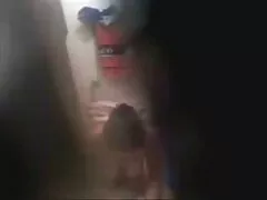 Đang ngồi thoải mái trước webcam, một cô gái với mái tóc vuốt ngược nhấc một chân lên để người xem được chiêm ngưỡng âm hộ được cạo sạch lông của mình. Nhưng chương trình không kết thúc ở đó: cô gái bắt đầu tự làm tình với một dương vật giả bằng thủy tinh. xes vietsut