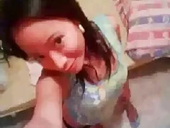 Hai cô gái mặc nội y gợi cảm tạo dáng trước ống kính. Một người là phụ nữ da đen, người còn lại là người da trắng. Người phụ nữ da đen mặc một bộ áo tắm màu cam và đen. Áo lót không giấu được bộ ngực co giãn. Trên nền trắng - quần lót bikini và một chiếc váy lưới màu đỏ. Mọi thứ đều có thể nhìn thấy được qua lưới. Các cô gái hôn nhau, chạm vào nhau. Người phụ nữ da đen nằm ngửa. White đẩy lùi một dải quần lót của cô. Một điều bất ngờ đang chờ đợi cô ở đó: một thành viên nam! Nhưng điều này không khiến cô gái bận tâm. Cô sẽxvietsub ấy liếm đít da đen. Đến lượt mình, thứ rác rưởi đen lại khiến bạn của cô trở thành một kẻ khốn nạn. Trên dây đeo màu trắng - tím. Cô ấy khiến họ xuất thần ở các vị trí khác nhau. Sau đó, xuất thần có nó.