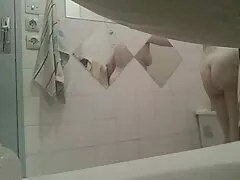 Các phímexx sub bạn trẻ tập trung tại một địa điểm đã được sắp đặt trước để tổ chức tiệc xích đu với tiếng nhạc lớn và ánh sáng lấp lánh. Những người có mặt chia thành từng cặp, ngay lập tức bắt đầu thưởng thức cơ thể của những người bạn đồng hành của họ ở giữa hội trường.