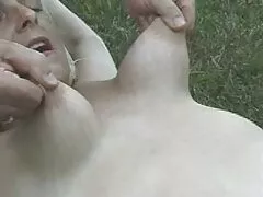 Cô gái tóc nâu nhốt mình trong phòng ngủ để không ai có thể ngăn cô thủ dâm trong giờ ăn trưa. Cô gái nhanh chóng thoát khỏi quần áo của mình, và khi đáy quần của cô ấy hoàn toàn trần phim sex vietsub cực hay truồng và mở ra cho các thao tác tiếp theo, cô ấy tự mình lao vào đầu của chiếc máy rung gân guốc. Những cái vuốt ve như vậy buộc Ashlyn Rye phải tăng dần tốc độ rung cho đến khi cơ thể nàng rung lên vì những đợt sóng cuộn trào của cơn cực khoái và người phụ nữ tinh quái rút một dụng cụ hoàn toàn ướt át ra khỏi âm hộ.