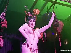 Một cô gái ngực phẳng thuộc loại kỳ lạ thú nhận trên giường với một chàng trai rằng cô ấy đã có bạn gái đồng tính nữ, điều mà cô ấy vẫn phim set vietsus muốn. Các cảnh quay giao phối với một chàng trai xen kẽ với một đoạn cắt từ một băng đảng đồng tính nữ với các yếu tố liếm, thủ dâm và giật dây với một con dương vật bằng thủy tinh trong suốt.