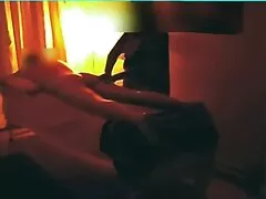 Một phụ nữ châu Á làm y tá trong bệnh viện. Một cô gái có khuôn mặt rất dễ thương và thân hình quyến rũ. Cô ấy thích quyến rũ bệnh nhân của mình và bây giờ cô ấy cởi bỏ áo choàng của mình và lấy lòng một chàng trai khác đang rất thích thú bởi vẻ ngoài trần truồng của cô ấy. phimsex vietbus
