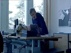 Chiều chuộng những người truy cập thường tải phim sex vietsub xuyên vào trang trò chuyện video của mình, một người mẫu có đôi mắt xanh không đáy nhẹ nhàng ngậm lấy dương vật nhân tạo, rồi đút sâu vào nụ hồng của mình. Cô gái không quên dùng tay kia vuốt ve âm vật đang hưng phấn của mình.