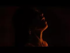Chủ nhân của phim sex vietsub có nội dung hay những lọn tóc trắng xoăn bồng bềnh háo hức đáp lại những cái vuốt ve của người hôn phối hợp pháp của mình. Cô ấy mở miệng khi nụ hôn của người đàn ông chạm vào những vùng da nhạy cảm của cô ấy trên cổ và dái tai. Sau những lần vuốt ve như vậy, đôi chân của cô gái sẽ tự tách ra, tạo cơ hội tuyệt vời cho đối tác khám phá đáy quần của vợ bằng tay của mình. Helter Starlet không hề mất đi vẻ gợi cảm trong những năm tháng kết hôn nên trước khi quan hệ tình dục cô cũng đã cho anh chàng một màn thổi kèn xuất sắc, kèm theo đó là những tiếng rên rỉ và nắc.