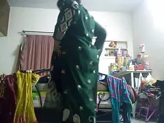 Người đàn ông Nhật Bản tóc ngắn che âm vật của cô gái bằng miệng của mình, đồng thời ngoáy âm hộ cô bằng ngón tay giữa. Từ những cái vuốt ve như vậy và không ngừng khen ngợi khả năng của mình, cô gái đã sớm chảy ra, bắt đầu rên rỉ liên tục. Nơi ngón tay được thay thế bằng một món đồ chơi dưới hình dạng phimsexviêtsub một dương vật có gai, cuối cùng khiến người phụ nữ Á Châu mỏng manh phát điên. Đối với sự vuốt ve của Reona Fuisaki bắt đầu thưởng cho chàng trai trẻ bằng một động tác nhàn nhã, đồng thời quỳ xuống đáy bồn tắm và mỉm cười nhận xét về hành động của cô ấy với anh chàng.