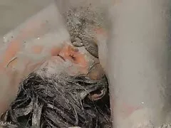 Cô gái tóc vàng tro đi cùng một thanh niên đến nghỉ dưỡng ở Hawaii. Cô ấy vui vẻ trong một quán cà phê, và sau đó kéo anh chàng vào phòng khách sạn, nơi anh ta có được một màn thổi kèn và footjob thần thánh. Khi Casey Jordan làm việc trên bộ phận sinh dục của anh chàng, cô ấy đã đụ anh ta trên giường và nhận được một chiếc bánh creampie tuyệt vời. Cô gái ngồi xuống sân thượng thoáng đãng và ngắm nhìn tinh trùng chảy ra từ âm hộ một lúc lâu, mỉm cười trước seo subviet ống kính và cho thấy cận cảnh đôi môi âm hộ bị xé toạc sau khi quan hệ.