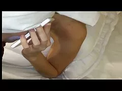 Một cô gái trẻ phim sẽxvietsub xinh đẹp tóc vàng ngồi trên chiếc ghế sofa sang trọng và dang rộng đôi chân của mình. Nó mơn trớn âm hộ và sờ ngực. Cô ấy thích nó và cô ấy mỉm cười, sau đó cô ấy cởi quần lót của mình và âm hộ của cô ấy được hiển thị đầy đủ.