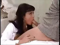 Yêu thích để cảm nhận hương vị nam giới trong miệng, cô ấy quỳ xuống và ngậm lấy toàn sẽ subviet bộ chiều dài của cơ quan nam giới lộ ra qua lỗ trên tường. Trong khi anh chàng đang balde trong phòng bên cạnh, người phụ nữ tóc đen nhận được không ít khoái cảm từ việc thổi kèn.