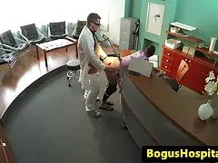 Không có cách nào khác để cô gái tuyệt vọng có được công việc tốt hơn là ngủ với trưởng phòng nhân sự. Như thể cảm nhận được tâm trạng tích cực của người nộp đơn, chính người đàn ông đã mời cô trình diễn cơ thể của mình trước mặt anh ta trong văn phòng. Sau cuộc phỏng fim sex phu de vấn, ông chủ đến gần cô gái tóc vàng hơn, muốn xem xét chi tiết cách cô ấy sẽ thủ dâm. Khi cô gái đã sẵn sàng để giao hợp, anh chàng nhét dương vật của cô vào âm hộ của cô, và cuối cùng anh ta thậm chí còn đụ vào mông cô gái tóc vàng.