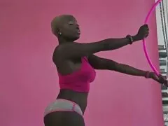 Một hot girl dạo phố. Sau đó, một cô gái được chiếu trên TV trong phòng, vuốt ve âm đạo của cô ấy. Hóa ra là cùng một cô gái đang đi bộ xuống phố. Xa hơn, người đàn ông bắt đầu vuốt ve cô gái trong trang phục hở hang. Cô ấy lột và cho thấy âm hộ nóng bỏng của mình. Anh chàng kẹp núm vú của cô bằng một dụng cụ đặc xemsex sub biệt. Và sau đó cô ấy làm hài lòng những người đàn ông khác nhau.