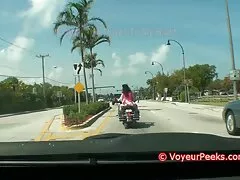 Cô gái liếm gậy bóng chày khi ngồi trên bồn cầu rồi nhét vào âm đạo to của mình. Một anh chàng với một con cặc to lớn đến với cô ấy và cô ấy đã cho phim xet vietbus anh ta một cú bú ngon lành. Anh chàng rưới nước tiểu cho cô gái. Họ đi đến phòng trên ghế sofa và cô gái tiếp tục thổi kèn cho anh ta. Anh chàng đi tiểu vào cô gái một lần nữa và sau đó bắt đầu đi vào âm đạo nóng bỏng của cô.
