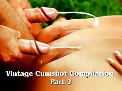 Ông chủ quyết định trừng phạt cấp dưới của mình bằng cách gọi cô vào văn phòng của mình và trói cô lại. Anh ta tham lam bóp chặt cô gái tóc nâu đeo kính vào ngực và có vẻ như em bé không bận tâm rằng ông chủ của cô đã 
